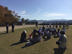 教頭先生の講評を聞く幼児児童生徒の様子