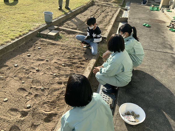 一緒に種だんごを植える様子