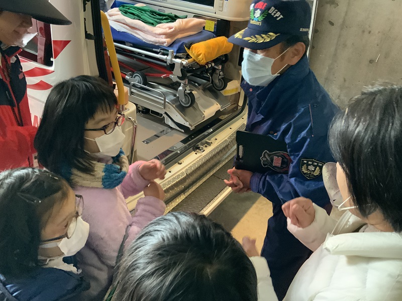 実際の救急車や消防車に興味津々