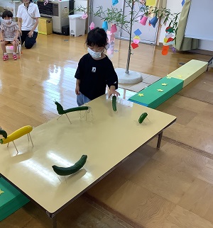 野菜の動物を飾る様子