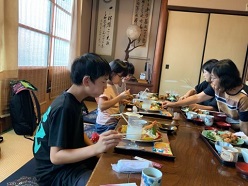 白壁土蔵群にて昼食