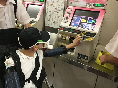 お金を入れて発券を待ちます。
