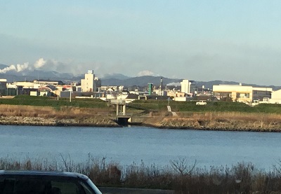 雪をかぶった秀峰大山（だいせん）