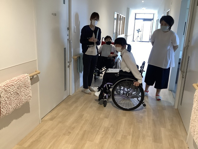職場見学　広い廊下