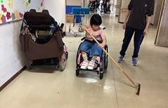 く1