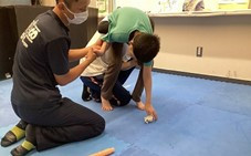 く3