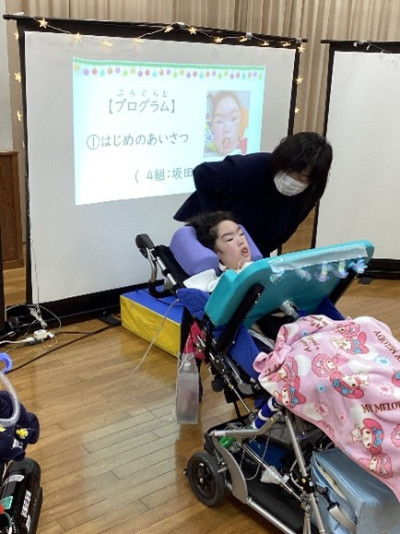 く3