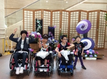 宿泊したしあわせの村での集合写真