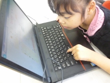 6年生女子、パソコンでの調べ学習