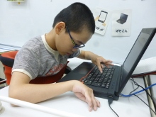 6年生男子、パソコンでの調べ学習