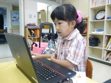 5年生女子、パソコンでの調べ学習
