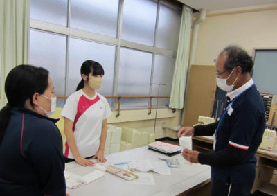 説明を受ける