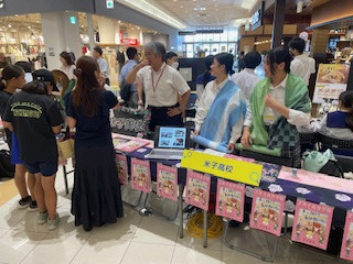 染色の作品をまとって