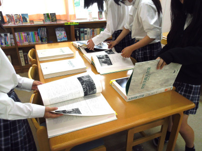 美術全集を真剣に鑑賞する_IMGP5295