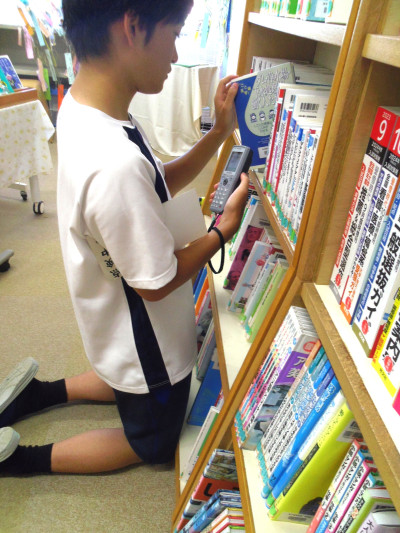蔵書点検１冊ずつ丁寧に_IMGP5363