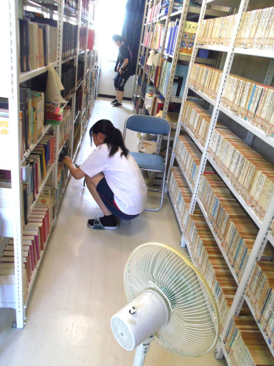冷房のない書庫の蔵書も点検_IMGP5367