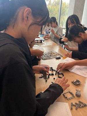 ロボットを作っているところ