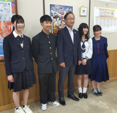 鳥取県高校生英語弁論大会優秀者海外派遣事業参加生徒による教育長表敬.JPG - ショートカット