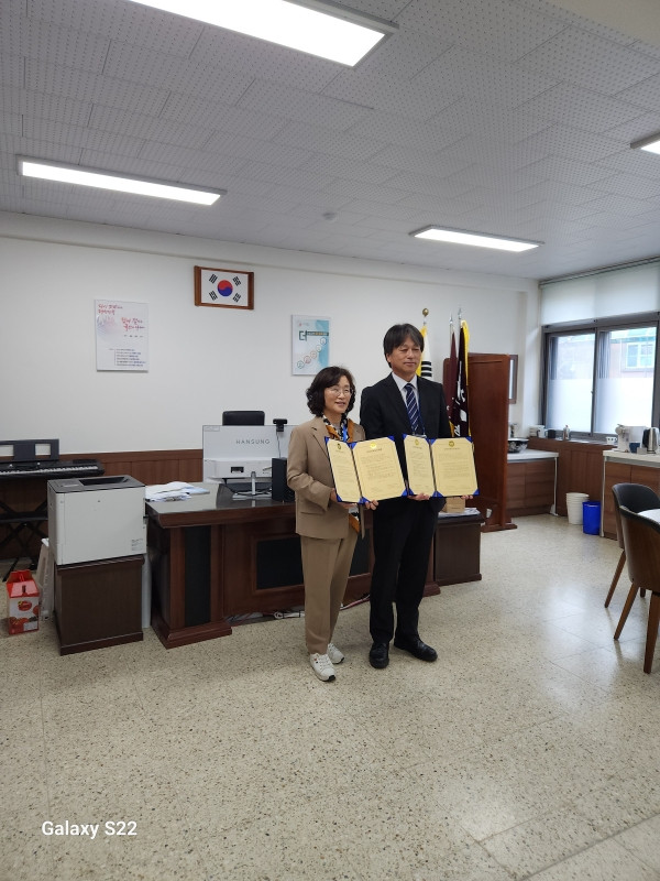13 校長室にて姉妹校提携締結
