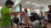 音楽に合わせて身体を動かす