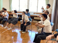 音楽に合わせて身体を動かす