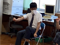 音楽に合わせて身体を動かす