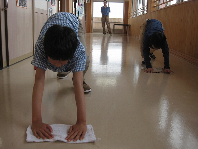 廊下のぞうきんがけ