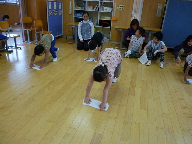 教室のぞうきんがけ③