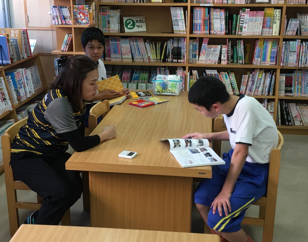 図書館で読書