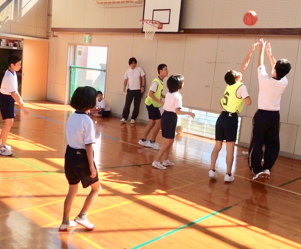 体育館でバスケットボール