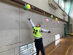 風船にジャンプ