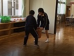 村人が酒を造るシーン