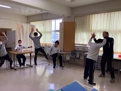 音楽に合わせて身体を動かす様子