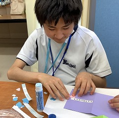 招待状づくりの様子