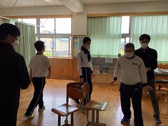 音楽に合わせて身体を動かしました