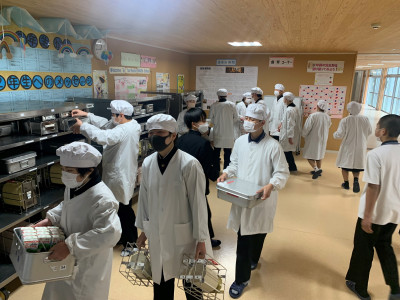 配膳室前