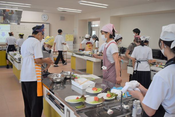 家庭科調理実習の補助（学校支援ボランティアのみなさん）2