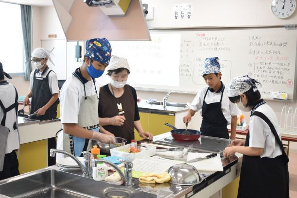 家庭科調理実習の補助（学校支援ボランティアのみなさん）4