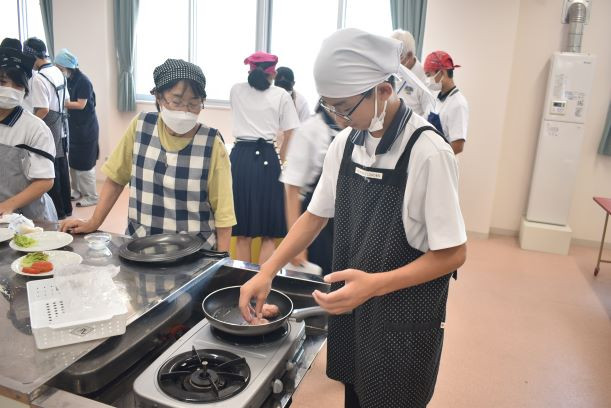 家庭科調理実習の補助（学校支援ボランティアのみなさん）8